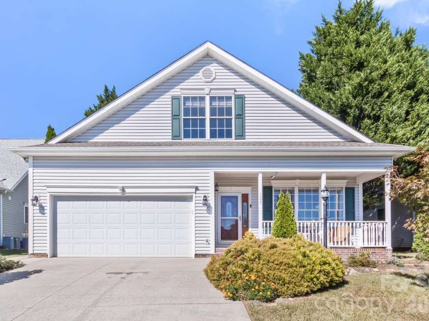 105 Willow Oak Drive, Asheville, NC 28805.  MLS# CAR4432872, YatesRealty ID 55959. 