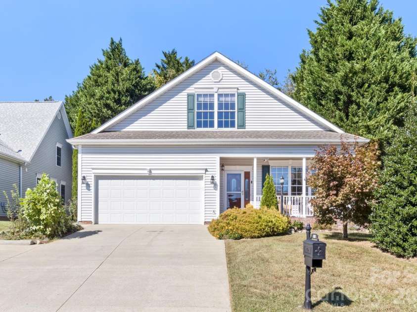 105 Willow Oak Drive, Asheville, NC 28805.  MLS# CAR4432872, YatesRealty ID 55959. 