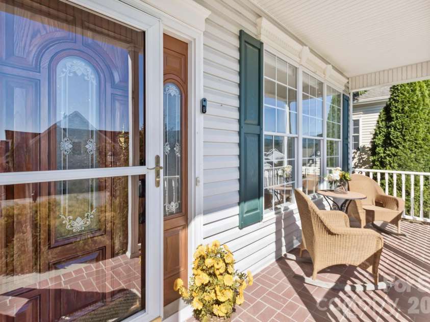 105 Willow Oak Drive, Asheville, NC 28805.  MLS# CAR4432872, YatesRealty ID 55959. 