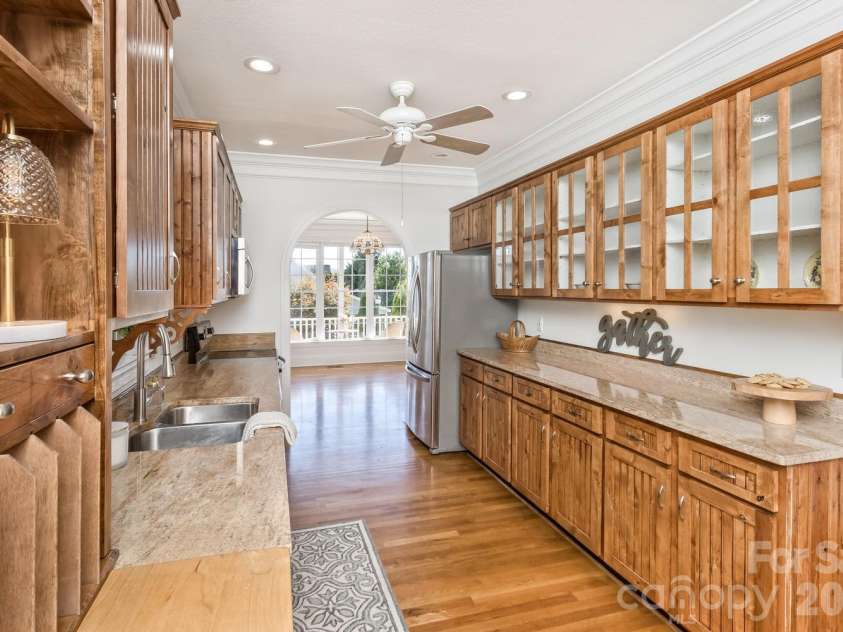 105 Willow Oak Drive, Asheville, NC 28805.  MLS# CAR4432872, YatesRealty ID 55959. 