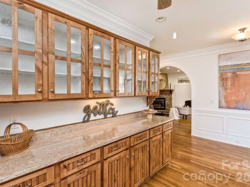 105 Willow Oak Drive, Asheville, NC 28805.  MLS# CAR4432872, YatesRealty ID 55959. 