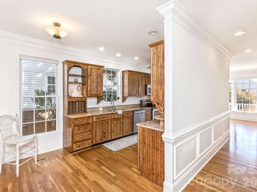 105 Willow Oak Drive, Asheville, NC 28805.  MLS# CAR4432872, YatesRealty ID 55959. 