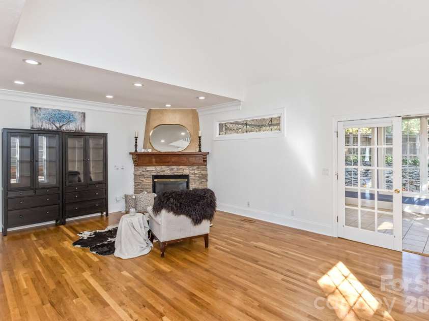 105 Willow Oak Drive, Asheville, NC 28805.  MLS# CAR4432872, YatesRealty ID 55959. 