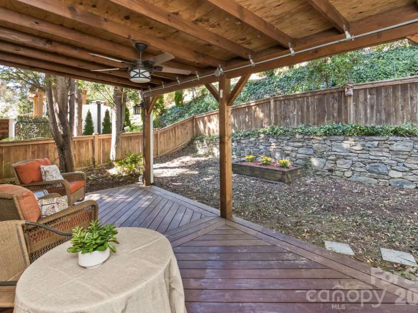 105 Willow Oak Drive, Asheville, NC 28805.  MLS# CAR4432872, YatesRealty ID 55959. 