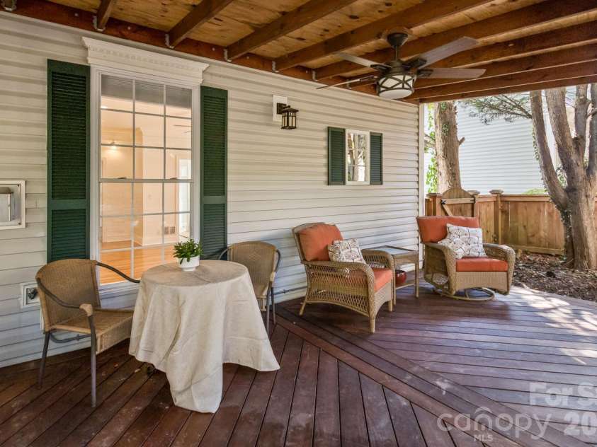 105 Willow Oak Drive, Asheville, NC 28805.  MLS# CAR4432872, YatesRealty ID 55959. 