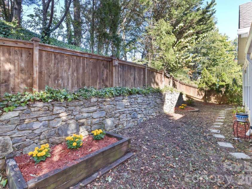 105 Willow Oak Drive, Asheville, NC 28805.  MLS# CAR4432872, YatesRealty ID 55959. 