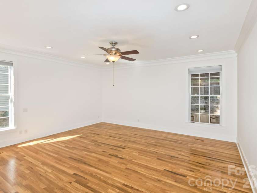 105 Willow Oak Drive, Asheville, NC 28805.  MLS# CAR4432872, YatesRealty ID 55959. 