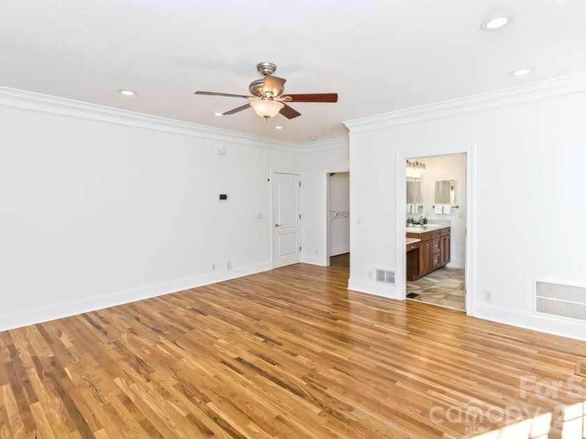 105 Willow Oak Drive, Asheville, NC 28805.  MLS# CAR4432872, YatesRealty ID 55959. 