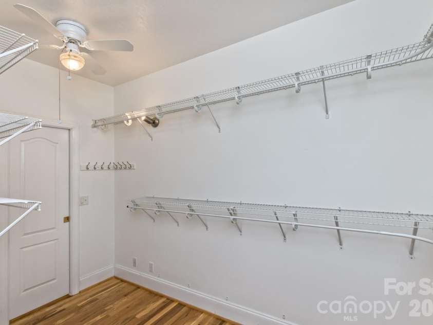 105 Willow Oak Drive, Asheville, NC 28805.  MLS# CAR4432872, YatesRealty ID 55959. 