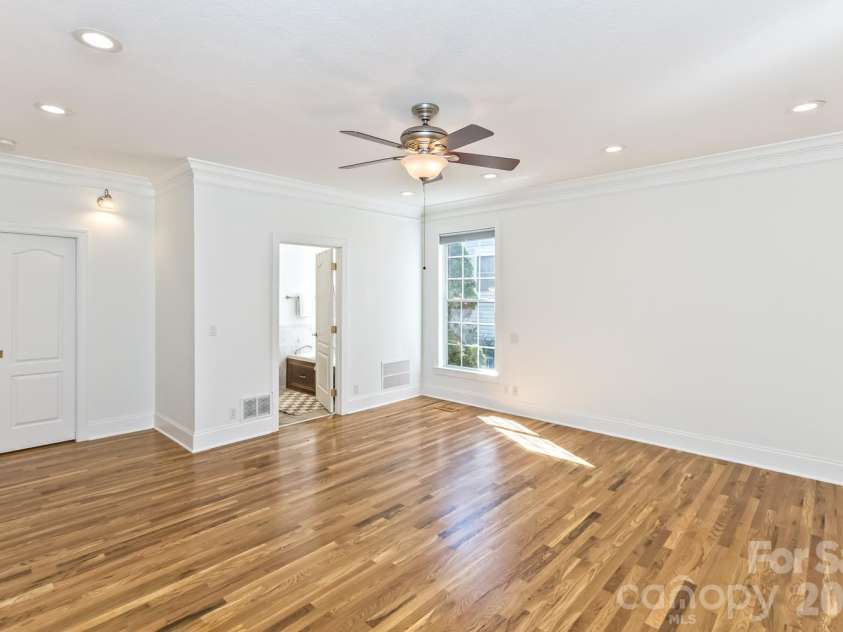 105 Willow Oak Drive, Asheville, NC 28805.  MLS# CAR4432872, YatesRealty ID 55959. 