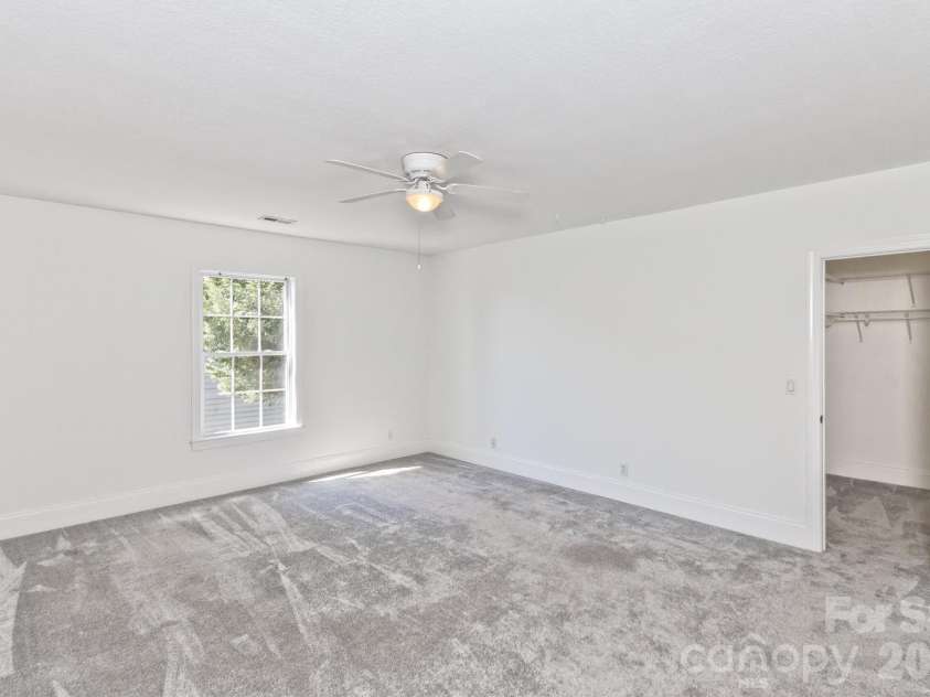 105 Willow Oak Drive, Asheville, NC 28805.  MLS# CAR4432872, YatesRealty ID 55959. 