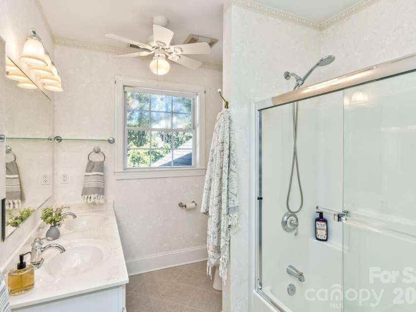 105 Willow Oak Drive, Asheville, NC 28805.  MLS# CAR4432872, YatesRealty ID 55959. 