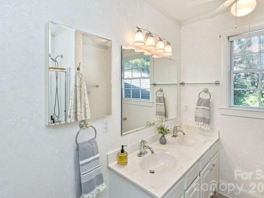105 Willow Oak Drive, Asheville, NC 28805.  MLS# CAR4432872, YatesRealty ID 55959. 