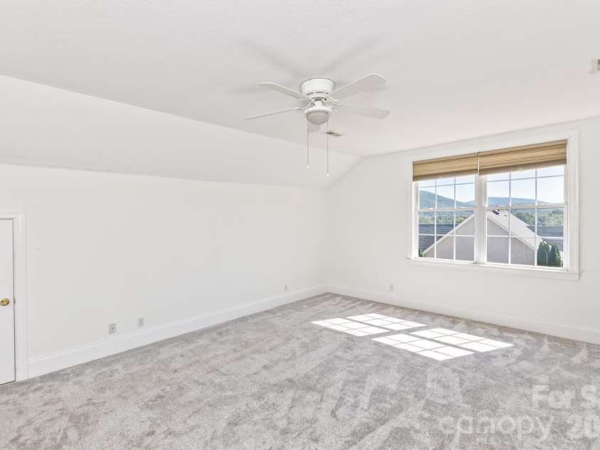 105 Willow Oak Drive, Asheville, NC 28805.  MLS# CAR4432872, YatesRealty ID 55959. 