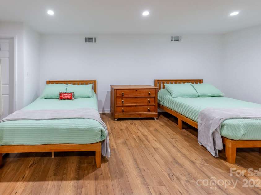 118 Rock Point Road, Lake Lure, NC 28746.  MLS# CAR4246050, YatesRealty ID 5596. 