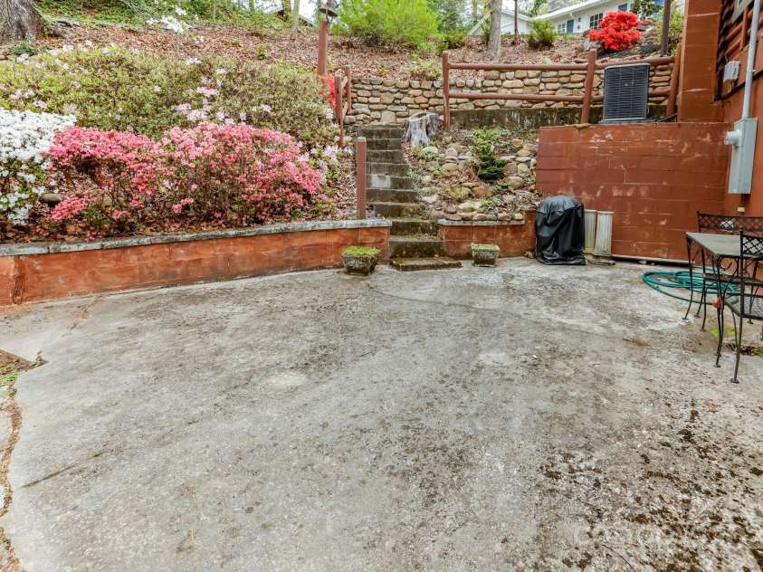 118 Rock Point Road, Lake Lure, NC 28746.  MLS# CAR4246050, YatesRealty ID 5596. 