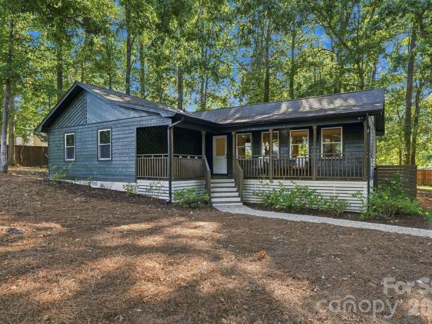 20020 Schooner Drive, Cornelius, NC 28031.  MLS# CAR4424974, YatesRealty ID 55960. 