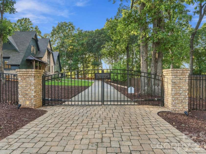 20020 Schooner Drive, Cornelius, NC 28031.  MLS# CAR4424974, YatesRealty ID 55960. 