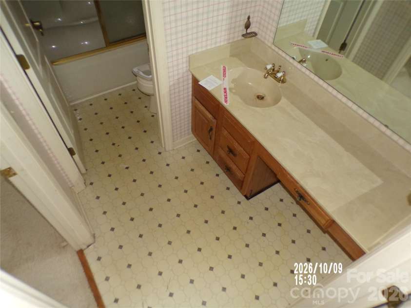 10 Governors Drive, Hendersonville, NC 28791.  MLS# CAR4433249, YatesRealty ID 55977. Main bathroom shared with front left and middle bedrooms
