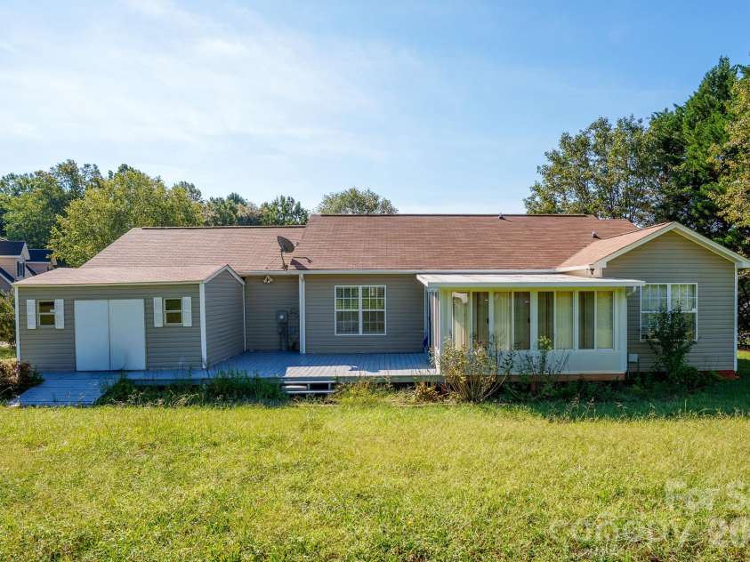 2065 Gary Lane, Hickory, NC 28602.  MLS# CAR4433074, YatesRealty ID 55987. BACK CENTER