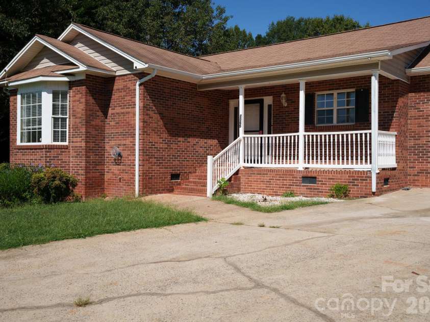 2065 Gary Lane, Hickory, NC 28602.  MLS# CAR4433074, YatesRealty ID 55987. Brick Front ,Pressure Washed,