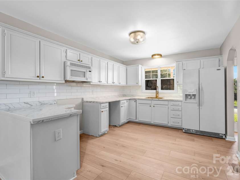 2065 Gary Lane, Hickory, NC 28602.  MLS# CAR4433074, YatesRealty ID 55987. Kitchen3.Shermin Williams Eggshell Ultra White Cabinet colors
