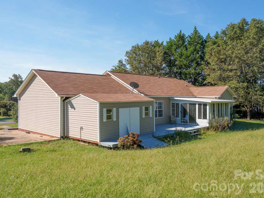 2065 Gary Lane, Hickory, NC 28602.  MLS# CAR4433074, YatesRealty ID 55987. LEFT BACK ANGLE