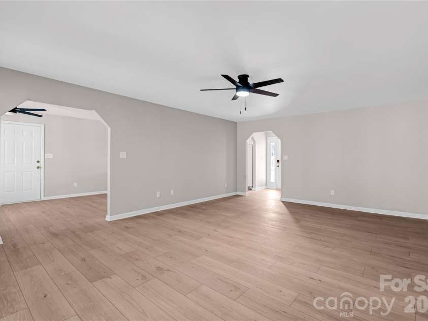 2065 Gary Lane, Hickory, NC 28602.  MLS# CAR4433074, YatesRealty ID 55987. LIVING ROOM, PERGO 22 MM CLAIR OAK