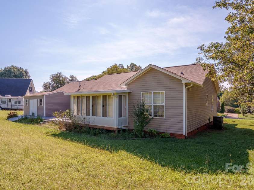 2065 Gary Lane, Hickory, NC 28602.  MLS# CAR4433074, YatesRealty ID 55987. RIGHT BACK ANGLE