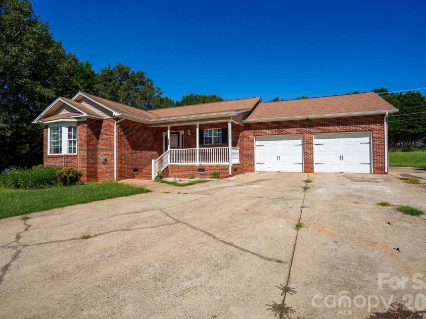 2065 Gary Lane, Hickory, NC 28602.  MLS# CAR4433074, YatesRealty ID 55987. Wide Angle Front