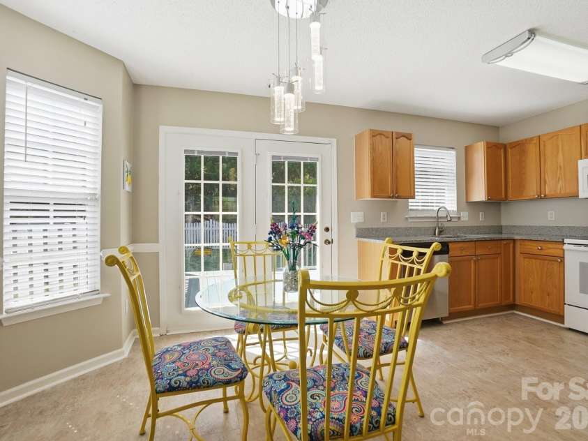 555 Annalinde Lane, Rock Hill, SC 29732.  MLS# CAR4359348, YatesRealty ID 5599. Breakfast Area