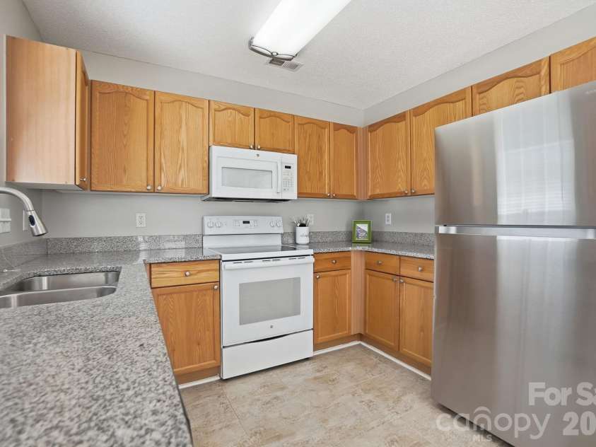555 Annalinde Lane, Rock Hill, SC 29732.  MLS# CAR4359348, YatesRealty ID 5599. Kitchen