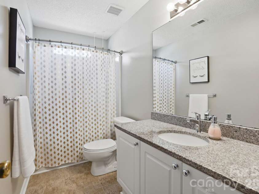 555 Annalinde Lane, Rock Hill, SC 29732.  MLS# CAR4359348, YatesRealty ID 5599. Primary Bath