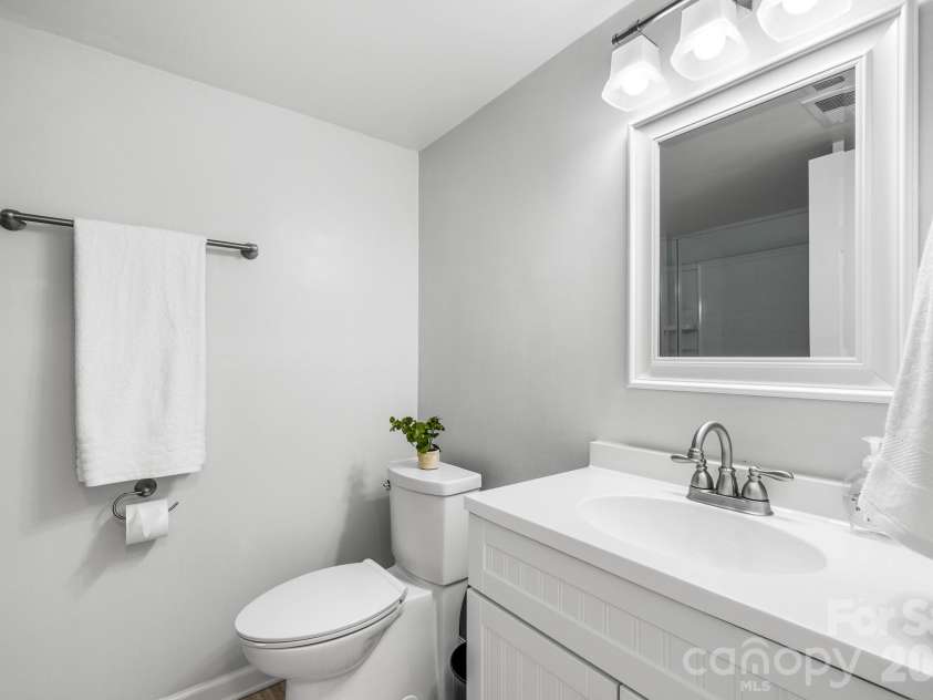 11413 Kingfisher Drive, Charlotte, NC 28226.  MLS# CAR4432492, YatesRealty ID 55990. 