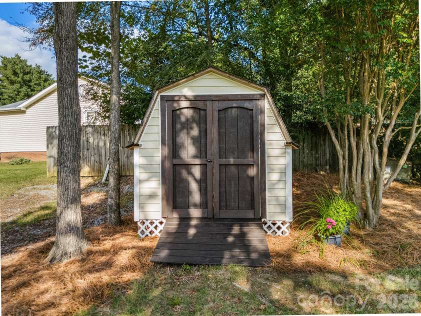 11413 Kingfisher Drive, Charlotte, NC 28226.  MLS# CAR4432492, YatesRealty ID 55990. 