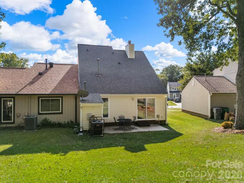 11413 Kingfisher Drive, Charlotte, NC 28226.  MLS# CAR4432492, YatesRealty ID 55990. 