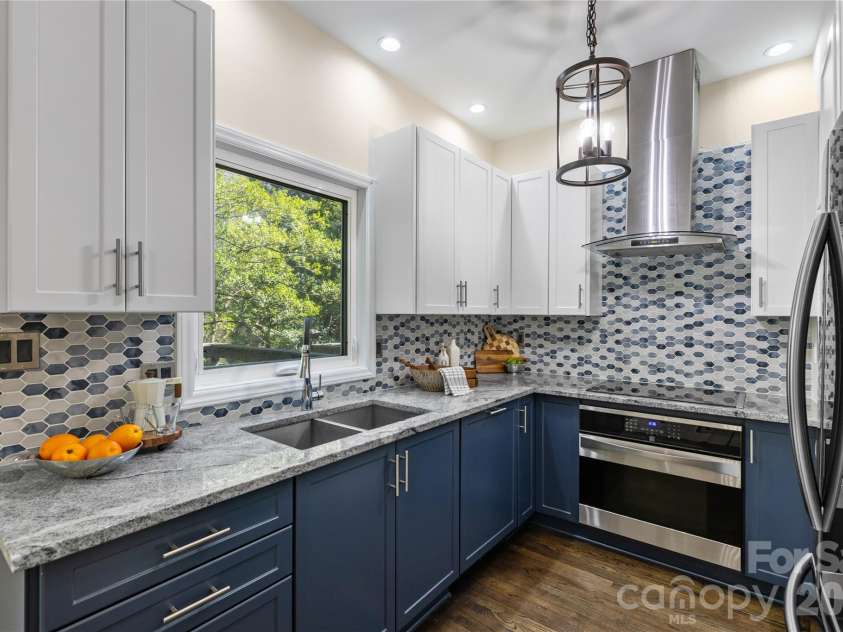 322 10th Street, Charlotte, NC 28202.  MLS# CAR4432543, YatesRealty ID 55995. 