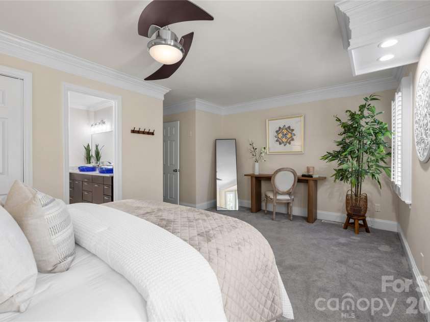 322 10th Street, Charlotte, NC 28202.  MLS# CAR4432543, YatesRealty ID 55995. 