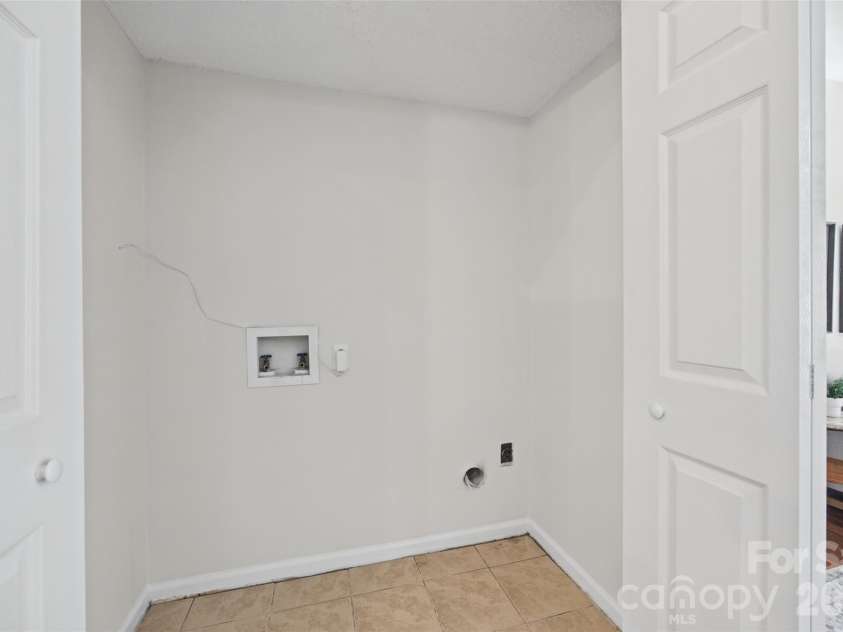12600 Parks Farm Lane, Charlotte, NC 28277.  MLS# CAR4431325, YatesRealty ID 55999. Laundry - 1st Floor