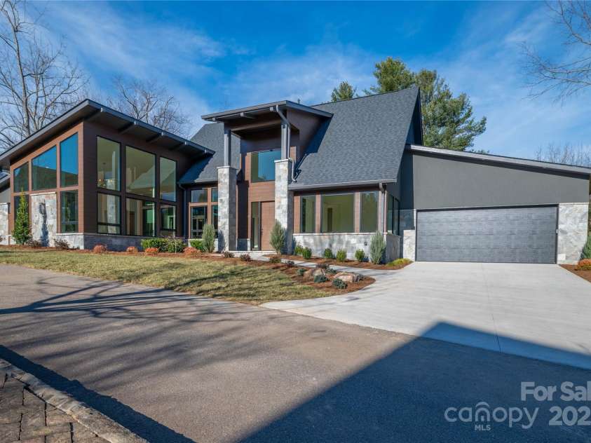 11 Kiftsgate Court, Asheville, NC 28804.  MLS# CAR4329278, YatesRealty ID 560. 