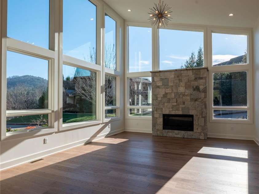 11 Kiftsgate Court, Asheville, NC 28804.  MLS# CAR4329278, YatesRealty ID 560. Living Room