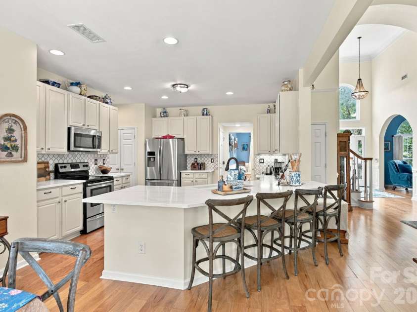 20304 Southshore Drive, Cornelius, NC 28031.  MLS# CAR4431351, YatesRealty ID 56000. 4 Person Seating