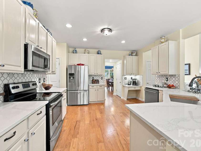20304 Southshore Drive, Cornelius, NC 28031.  MLS# CAR4431351, YatesRealty ID 56000. 