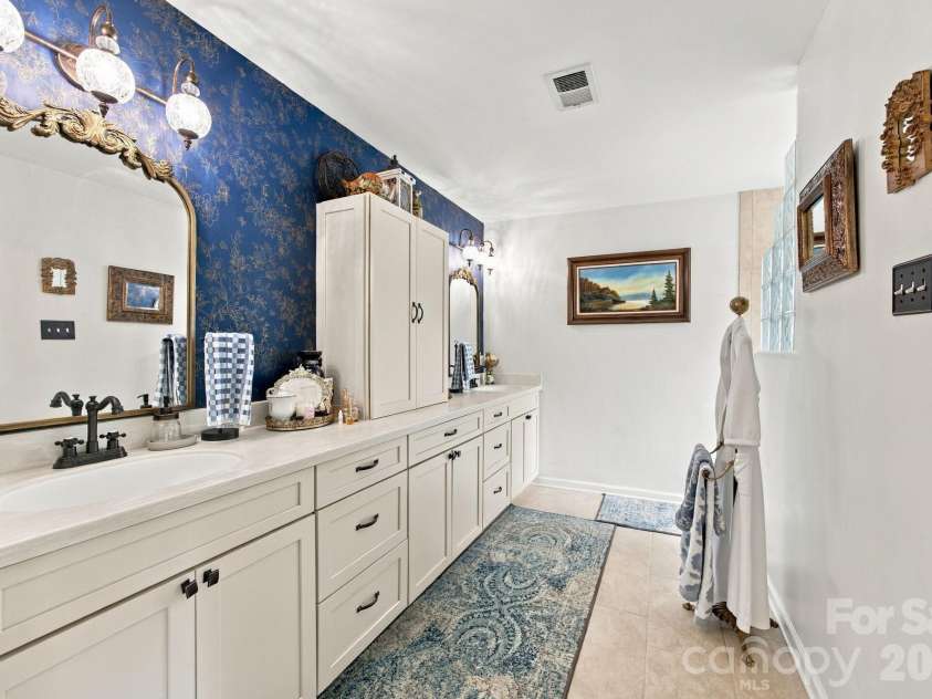 20304 Southshore Drive, Cornelius, NC 28031.  MLS# CAR4431351, YatesRealty ID 56000. Primary Bath