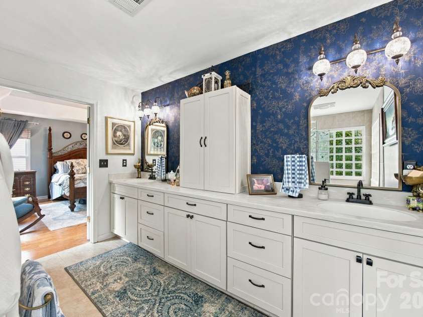 20304 Southshore Drive, Cornelius, NC 28031.  MLS# CAR4431351, YatesRealty ID 56000. Primary Bath