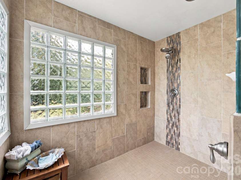 20304 Southshore Drive, Cornelius, NC 28031.  MLS# CAR4431351, YatesRealty ID 56000. Primary Bath