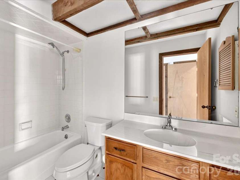 6133 Rhone Drive, Charlotte, NC 28226.  MLS# CAR4431409, YatesRealty ID 56002. 