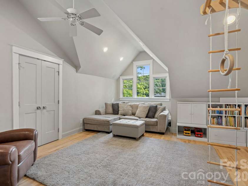 19610 Weavers Circle, Cornelius, NC 28031.  MLS# CAR4431355, YatesRealty ID 56004. 