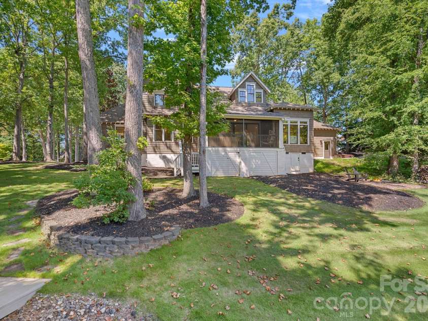 19610 Weavers Circle, Cornelius, NC 28031.  MLS# CAR4431355, YatesRealty ID 56004. 