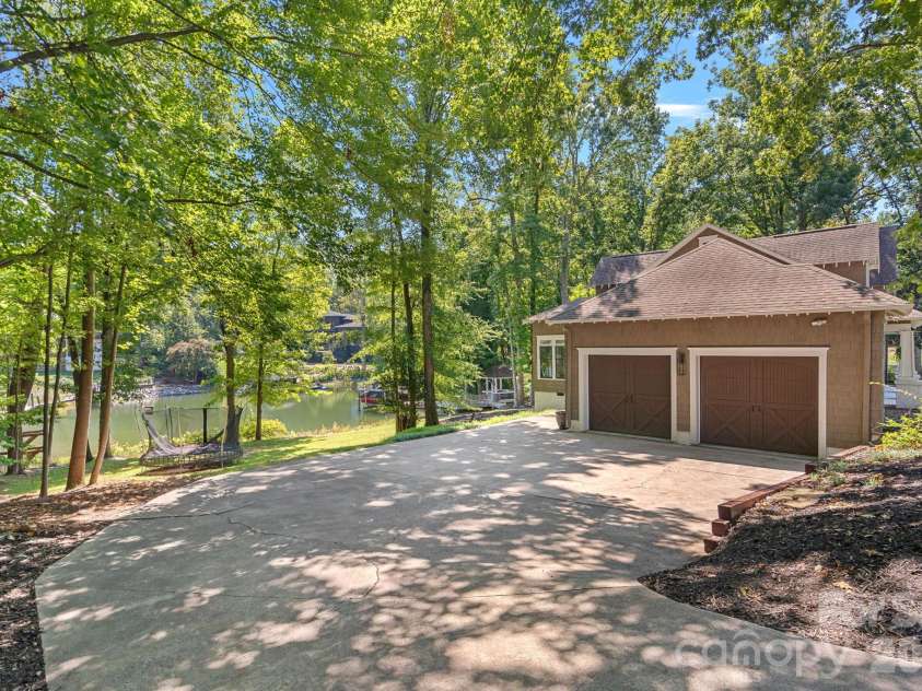 19610 Weavers Circle, Cornelius, NC 28031.  MLS# CAR4431355, YatesRealty ID 56004. 
